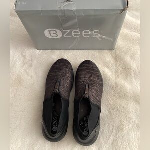 Bzees Fling Women’s Size 8 1/2 Black Heather Front Zip Comfort Shoes $10